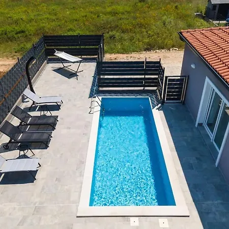 Flego With Private Swimming Pool And Big Outside Space *