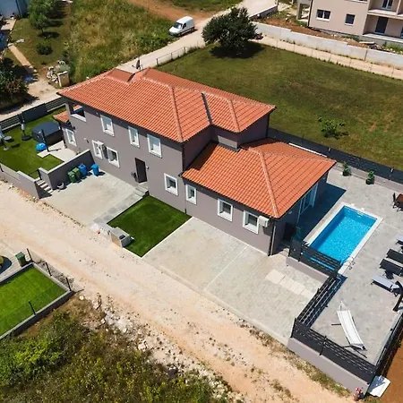 Flego With Private Swimming Pool And Big Outside Space Apartament Funtana