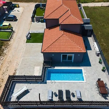 Flego With Private Swimming Pool And Big Outside Space Apartament Funtana