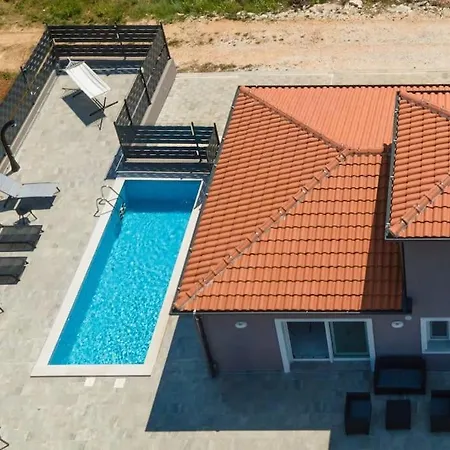 Flego With Private Swimming Pool And Big Outside Space Apartament