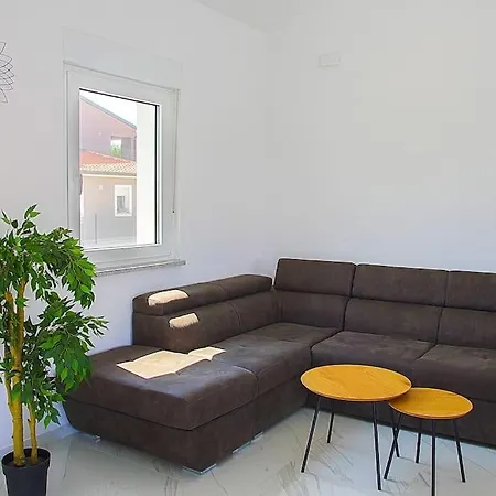 아파트 Flego With Private Swimming Pool And Big Outside Space