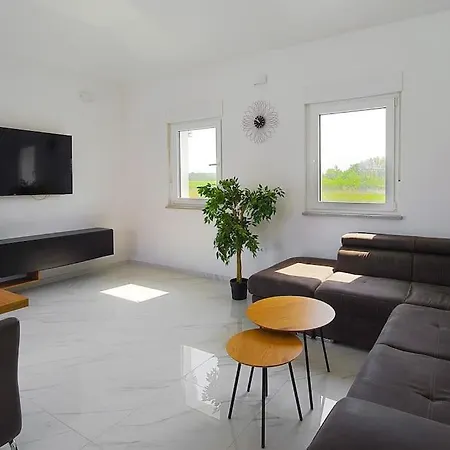 Flego With Private Swimming Pool And Big Outside Space