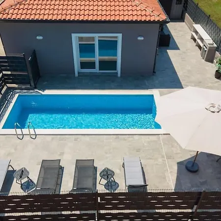 Flego With Private Swimming Pool And Big Outside Space 아파트